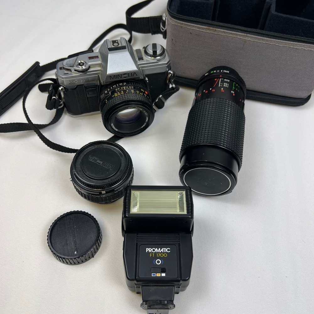 Minolta X-370 35mm SLR Camera Bundle 50mm 80-200mm Lens Flash Bag Silver Good